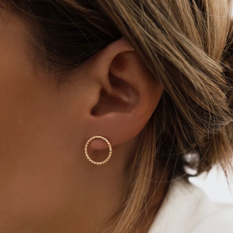 Boucles d'oreilles pour femme en plaqué or 3 microns 18 carats motif cercle ajouré au fini torsadé. Diamètre de la boucle d'oreille : 1,5 centimètres. Fermoir papillon sécurisé.