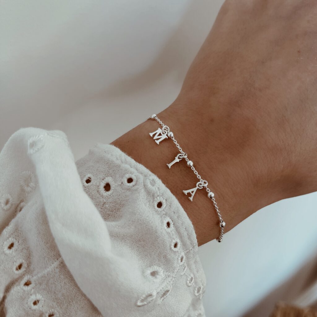 ll Création Jolie Demoiselle ll Bracelet en argent 925 Personnalisable jusqu'à 6 lettres Tour de poignet : 18 cm Fermoir mousqueton rond Cette création est imaginée et assemblée à la main depuis notre atelier situé en Normandie ♡ Bijoux personnalisable lettre initiale personnalisation jewels
