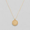 Collier en plaqué or 3 microns 18 carats pour femme qui se compose d'une chaîne classique et d'un pendentif rond au pourtour travaillé, style ethnique. L'intérieur du médaillon est lisse et peut être personnalisé avec une gravure.