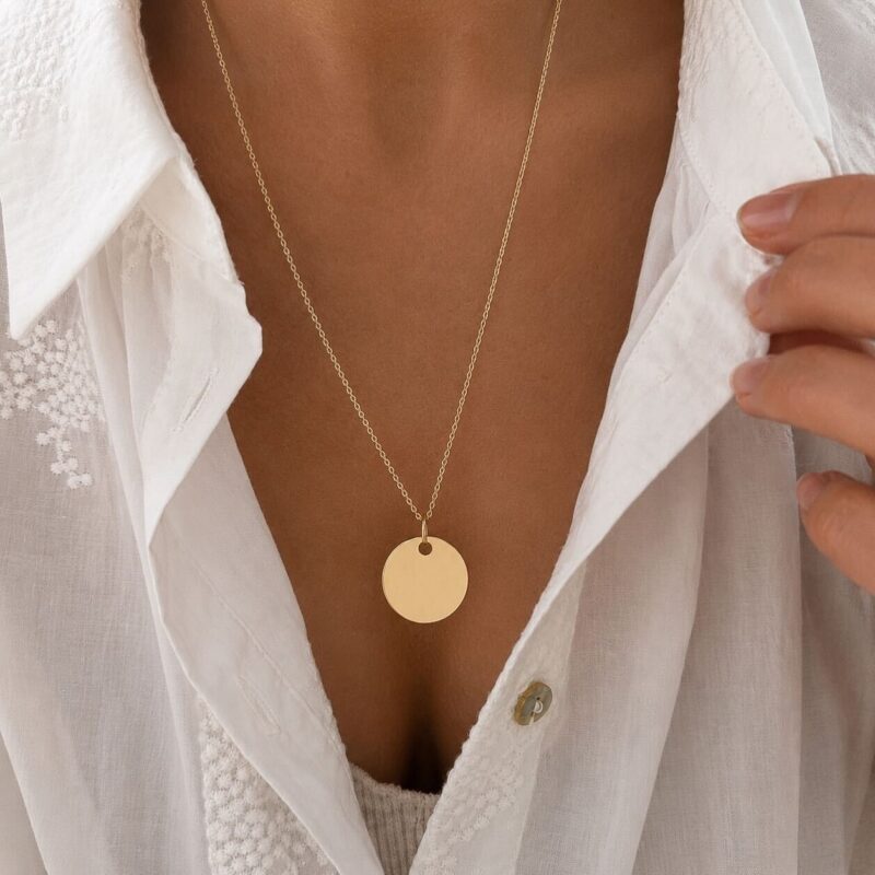 Collier pour femme en plaqué or 3 microns 18 carats qui se compose d'une chaîne classique et d'un médaillon rond.