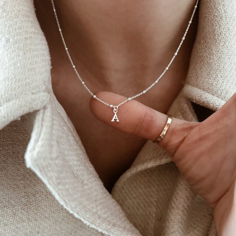 ll Création Jolie Demoiselle ll Collier pour femme en plaqué or 3 microns 18 carats ou argent 925 Le bijoux est décoré d'une chaine ornée de petites boules et de la ou les lettres de votre choix Personnalisez votre collier avec 1,2,3,4,5 ou 6 lettres Fermoir mousqueton rond Cette création est imaginée et assemblée à la main depuis notre atelier situé en Normandie ♡ Jewels initiale lettre personnalisation