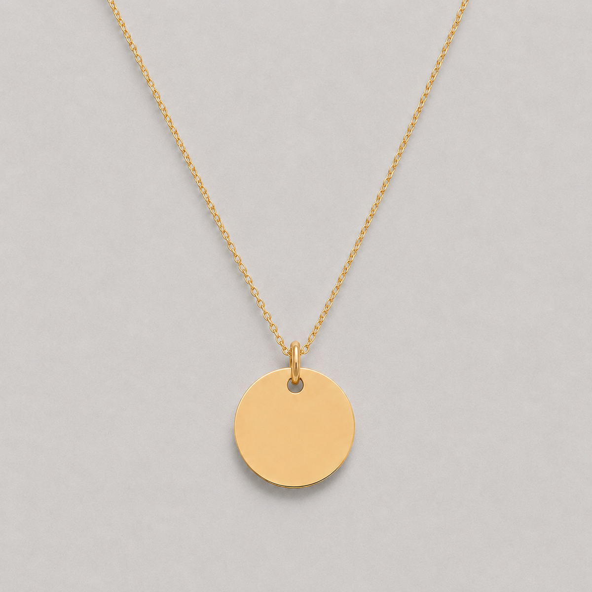 Collier pour femme qui se compose d'une chaîne classique et d'un médaillon rond.