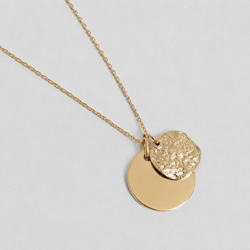 Collier pour femme qui se compose d'un médaillon rond à graver et d'un second médaillon au fini martelé et gondolé.