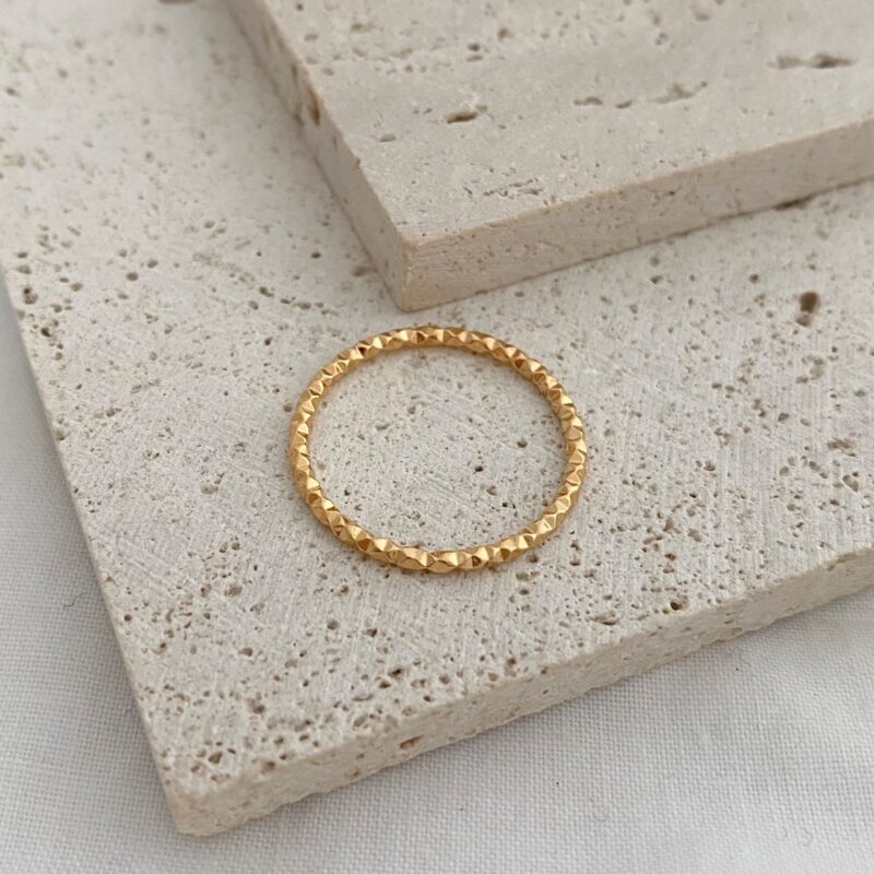 Bague anneau fine en plaqué or 3 microns 18 carats Design : Le bijou a un fini brillant et irrégulier Idéale en accumulation !
