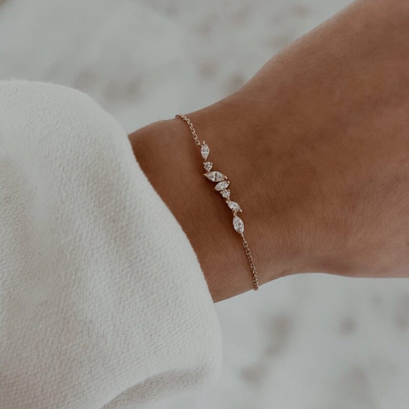 Bracelet plaqué or fin minimaliste raffiné motif pétale diamant