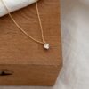 Collier en plaqué or 3 microns 18 carats Le bijou est composé d'une chaîne classique et d'un pendentif en forme de cœur orné d'un oxyde de zirconium Dimensions pendentif : 1 cm x 0.6 cm Choisissez la taille souhaitée : 40, 45 ou 50 cm Fermoir mousqueton