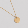 Collier en plaqué or 3 microns 18 carats qui se compose d'une chaîne classique à petits maillons et d'un médaillon rond qui peut être personnalisé avec une gravure.