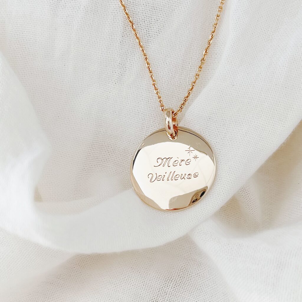 ll Création Jolie Demoiselle ll Gravure au recto comprise dans le tarif : " Mère Veilleuse " Collier en plaqué or 3 microns 18 carats Le bijou se compose d'une chaîne classique décorée d'un médaillon rond légèrement bombé et lisse Diamètre médaillon : 2 cm Le verso est personnalisable avec la gravure de votre choix Fermoir mousqueton rond ATTENTION, les bijoux gravés ne sont ni repris, ni échangés Cadeau idéale pour la fête des mères, bijoux jolie demoiselle shop