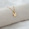 Collier Liya bijou pour femme en plaqué or 3 microns 18 carats personnalisable avec une gravure medaillon rond et perle séléction bijou jolie demoiselle