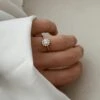 Bague en plaqué or 3 microns 18 carats Le bijou se compose de petits oxydes de zirconium formant une fleur Diamètre : 0.9 cm Accessoire pour femme tendance, découvrez les boucles d'oreilles Diana de la même collection jolie demoiselle shop