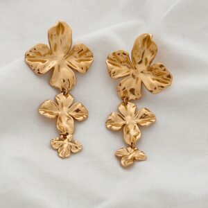 Boucles d'oreilles XXL pendantes en acier inoxydable doré Motif floral au fini irrégulier Dimensions grande fleur : 3,5 x 3,4 cm Dimensions moyenne fleur : 2.4 x 2.5 cm Dimensions petite fleur : 1.5 x 1,5 cm Longueur boucle : 7.5 cm Fermoir papillon + poussoir en silicone Poids d'une boucle : 8.78g La paire est très légère ! Par mesure d’hygiène, les boucles d’oreilles ne sont ni reprises, ni échangées Cette paire est garantie sans nickel, sans cadmium, sans sel de plomb. Elle résiste à l’eau et ne noircit pas.