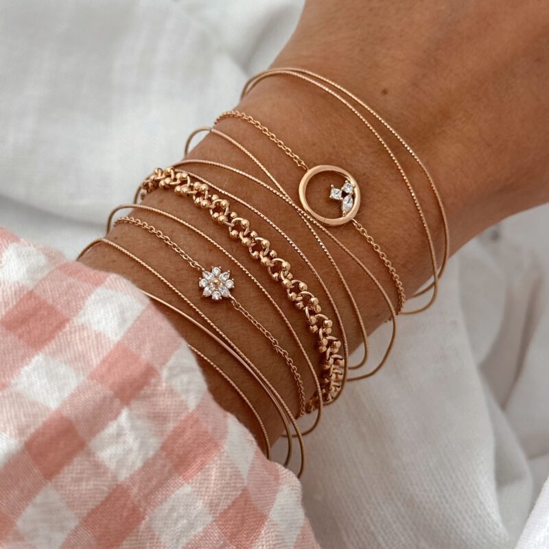 Association de bracelet pour femme en plaqué or 3 microns 18 carats. Cette accumulation de bracelets est composé de jonc et de chaînes fines.