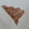Bague en acier inoxydable doré pour femme Bijou composé d'un motif maille ajourée alternée, lisse et tressée Largeur : 0.4 cm Taille légèrement ajustable du 52 à 56 Ce bijou est garantie sans nickel, sans cadmium, sans sel de plomb. Il résiste à l’eau et ne noircit pas. Tendance, mode, shop, shopping, jolie demoiselle