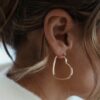 Boucles d'oreilles style créoles large pour femme en plaqué or 3 microns 18 carats Bijou motif cœur XXL au fini lisse Fermoir à clip Longueur totale : 3.2 cm Par mesure d’hygiène, les boucles d’oreilles ne sont ni reprises, ni échangées Accessoire pour femme, mode, tendance