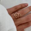 Bague large pour femme en plaqué or 3 microns 18 carats décorée d'un motif entrelacé ajourée. La bague mesure 1,5 cm de largeur.