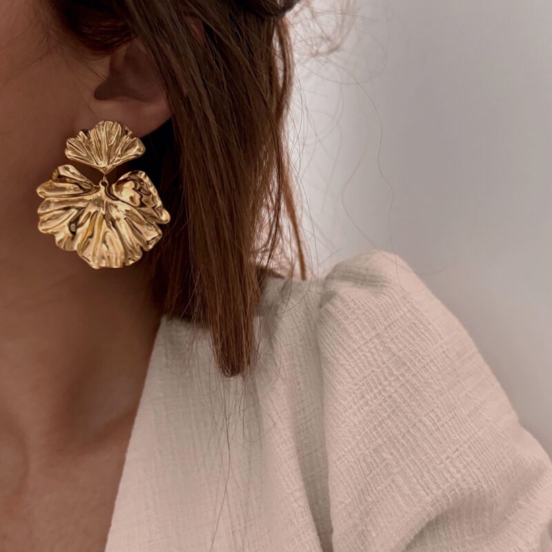 Boucles d'oreilles imposantes et légères en acier inoxydable doré en forme de feuille.