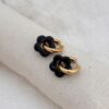 Boucles d'oreilles pour femme type créoles, en acier inoxydable doré, décorées d'une fleur en acétate de couleur noir. Les fleurs sont interchangeables, vous pouvez choisir d'acheter la paire de fleur à l'unité afin de la glisser sur votre paire de créoles.