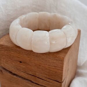 Bracelet type manchette très tendance qui se compose de grosseS perles rectangulaires bombéEs de couleur blanc, au fini lisse.