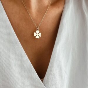 Collier pour femme en plaqué or 3 microns 18 carats qui se compose d'une chaîne classique et d'un pendentif en forme de trèfle à 4 feuilles. Le collier est disponible dans différentes tailles de tour de cou : 40,45, 50 et 60 cm. Le collier se ferme facilement grâce à un mousqueton rond robuste.
