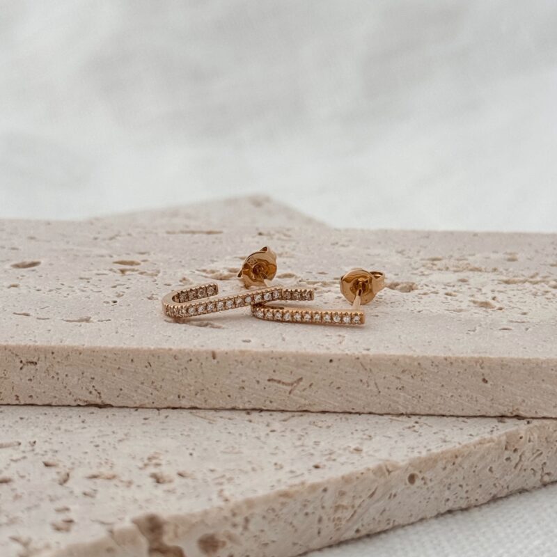 Boucles d'oreilles pendantes pour femme en plaqué or 3 microns 18 carats. La paire est en forme de "J", est entièrement recouverte de petits oxydes de zirconium.