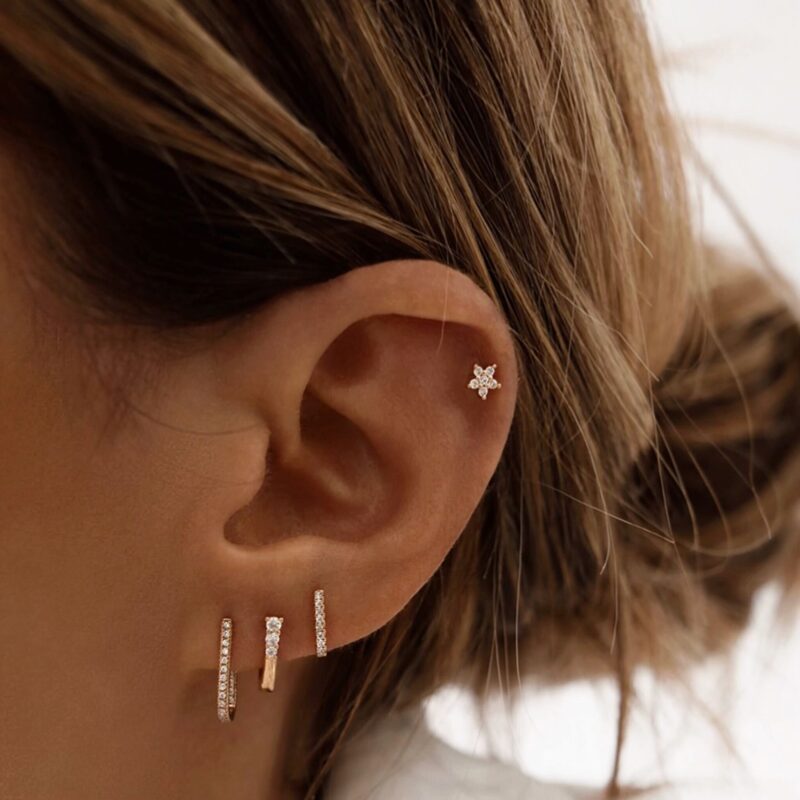 Boucles d'oreilles pendantes ouvertes en plaqué or 3 microns 18 carats Design : Le bijou se compose d'une barre recourbée sur l'arrière et est entièrement serti de petits oxydes de zirconium sur le dessus Longueur : 1,4 cm Fermoir papillon Par mesure d’hygiène, les boucles d’oreilles ne sont ni reprises, ni échangées