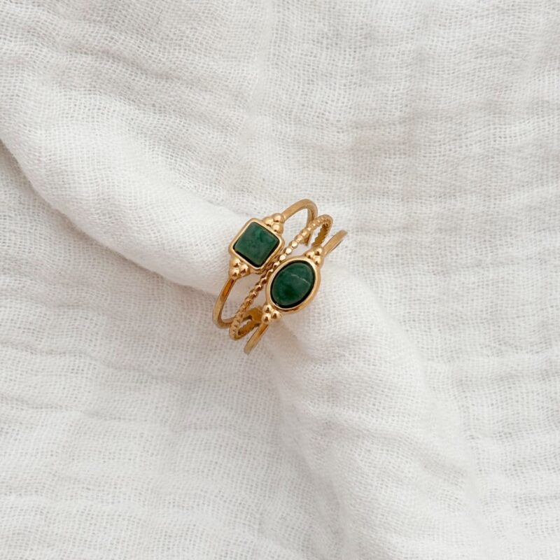 Bague large acier inoxydable doré taille ajustable. La bague au style ethnique est montée de deux pierres naturelles vertes appelées Jaspe.