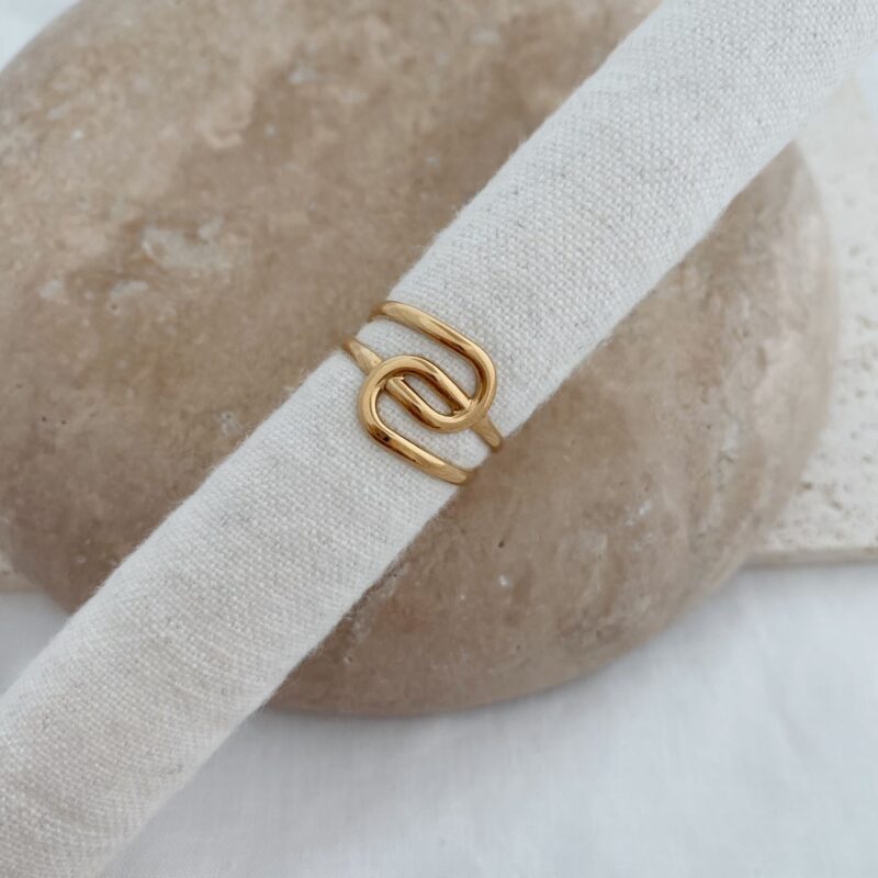 Bague réglable pour femme en acier inoxydable doré. Motif ajouré entrelacé.