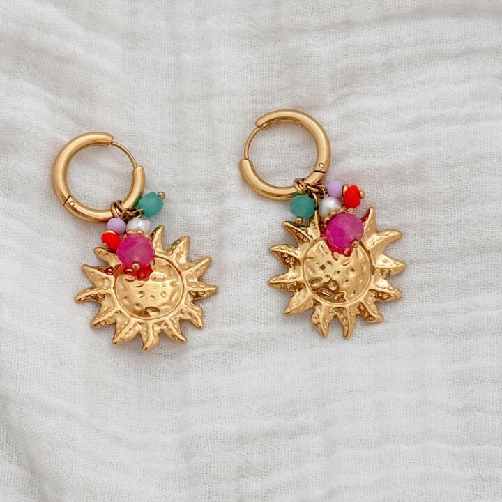 Boucles d'oreilles pendantes en acier inoxydable doré très tendance pour l'été ! La boucle se compose d'une créole et de divers perles colorées ainsi que d'un gros pendentif en forme de soleil. La boucle d'oreille mesure 5 centimètres de longueur.