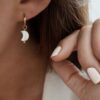 Boucles d'oreilles petites créoles dorée pendentif lune en nacre blanche.