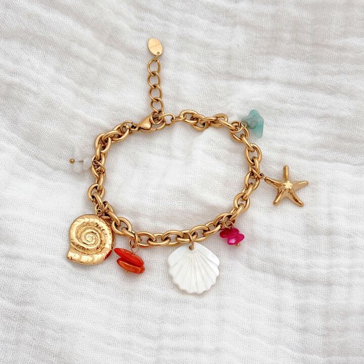 Bracelet femme tendance été en acier inoxydable doré décoré de petits pendantifs : perles colorées, coquillage en nacre, étoile de mer dorée, escargot etc... Taille ajustable.