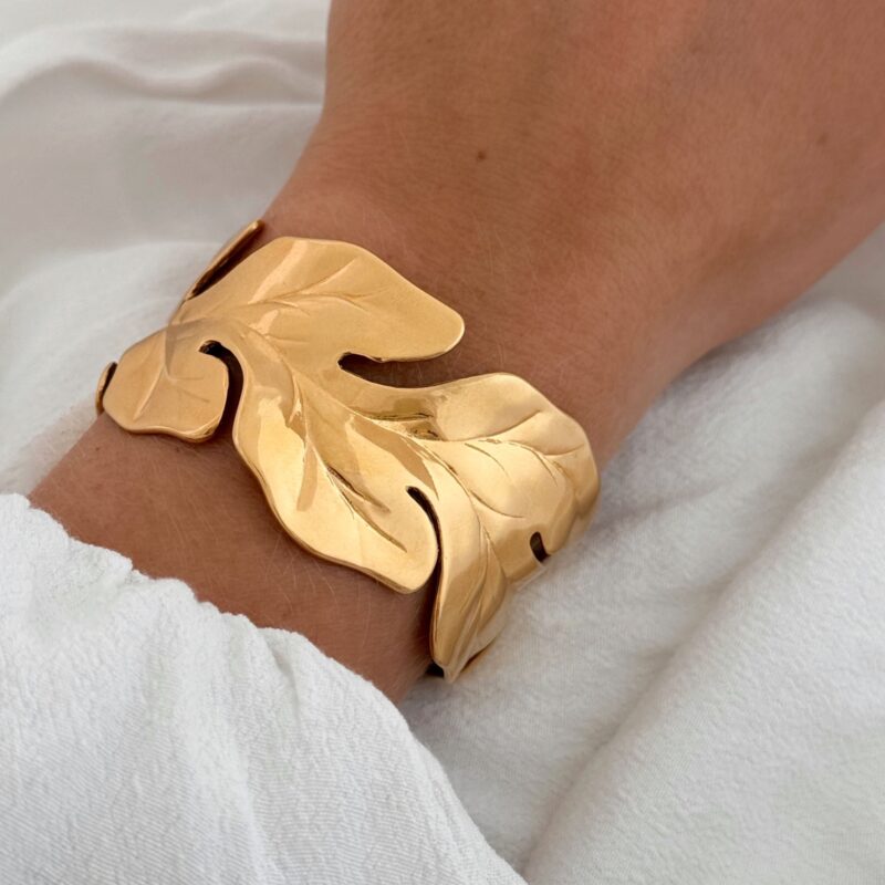Bracelet jonc manchette en acier inoxydable doré motif plume. Taille ajustable.