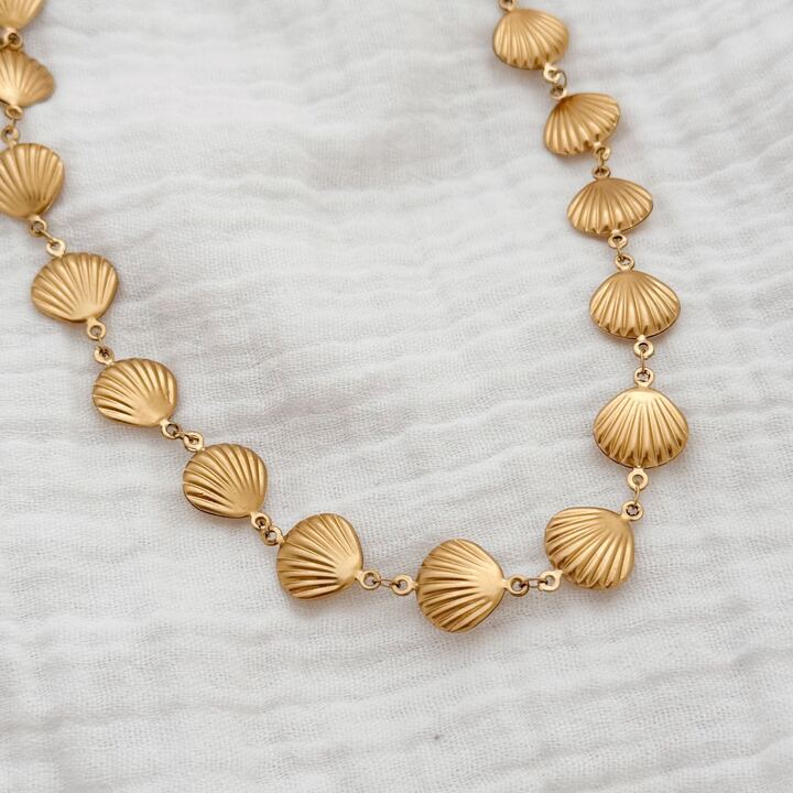 Collier en acier inoxydable doré motif coquillage. Tour de cou ajustable. Très léger à porter.