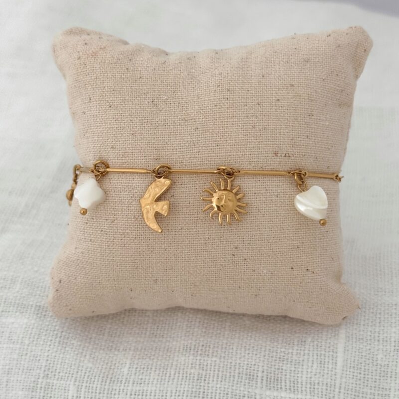 Bracelet en acier inoxydable doré  Bijou décoré de petits pendants : une fleur, un trèfle nacré, une petite hirondelle au fini martelée, un soleil et un cœur nacré Ajustable de 16 cm à 19 cm  Fermoir mousqueton ovale  Ce modèle est garantie sans nickel, sans cadmium, sans sel de plomb Il résiste à l’eau et ne noircit pas