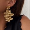 Craquez pour les boucles d'oreilles Judi à la taille XXL décorées de deux empiècement au style irrégulier, martelé. Fermoir papillon et silicone Notez que la paire de boucles d'oreilles est très légère à porter malgré sa taille imposante ! Poids d'une boucle : g Par mesure d’hygiène, les boucles d’oreilles ne sont ni reprises, ni échangées Cette paire est garantie sans nickel, sans cadmium, sans sel de plomb. Elle résiste à l’eau et ne noircit pas