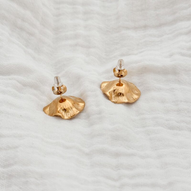 Paire de boucles d'oreilles pour femme style puces d'oreilles en acier inoxydable doré Design : le bijou se compose d'un motif fleur en relief, texturé Dimensions : 2 x 2 cm Fermoir papillon sécurisé et silicone Par mesure d’hygiène, les boucles d’oreilles ne sont ni reprises, ni échangées Cette paire est garantie sans nickel, sans cadmium, sans sel de plomb. Elle résiste à l’eau et ne noircit pas.