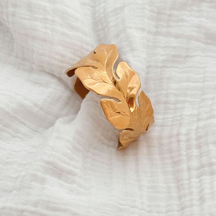 Bracelet jonc en acier inoxydable motif plume. Un bijou pour femme à la taille ajustable.