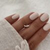Piercing en plaqué or 3 microns 18 carats La barre de type labret est en titane Système de fermeture simple et sécurisé : Il vous suffira de glisser délicatement le bijou dans la tige creuse et d’appuyer afin que celui-ci soit  bloqué. Bijou monté de trois oxydes de zirconium motif pétale de fleur Par mesure d’hygiène, les boucles d’oreilles ne sont ni reprises, ni échangées