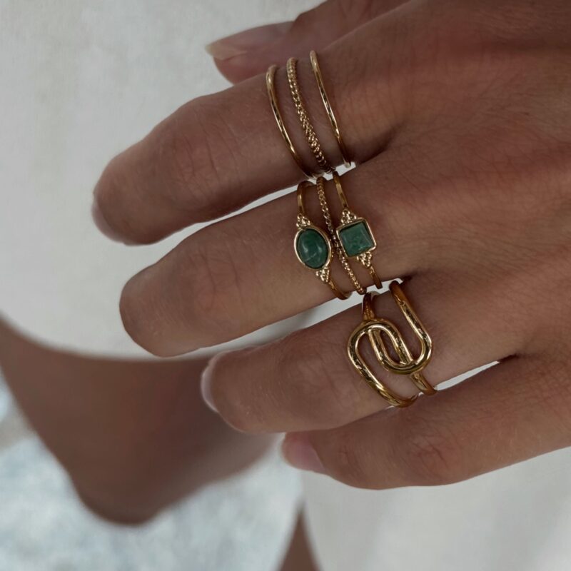 Association de bague Jolie Demoiselle en acier inoxydable doré. La taille de ces bagues est réglable.