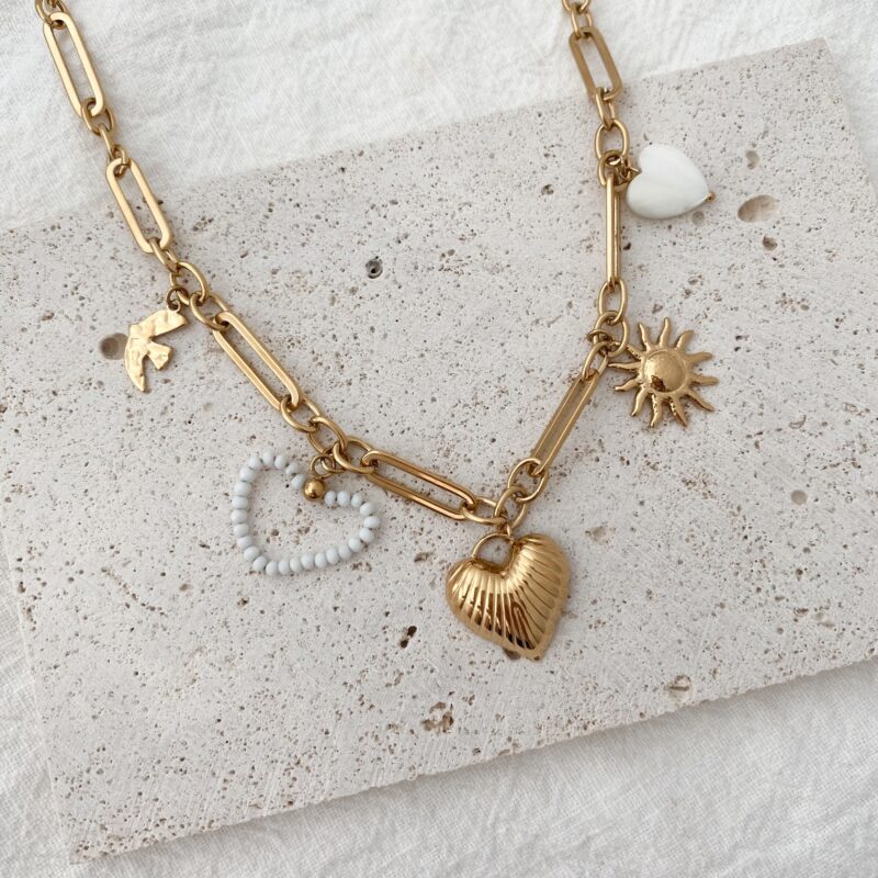 Collier en acier inoxydable doré Design : Bijou décoré de petits pendentifs sur une chaîne à maillons large et ovale Tour de cou : 44 cm Choisissez de placer le fermoir dans le maillon de votre choix Fermoir mousqueton Ce bijou est garantie sans nickel, sans cadmium, sans sel de plomb. Il résiste à l’eau et ne noircit pas
