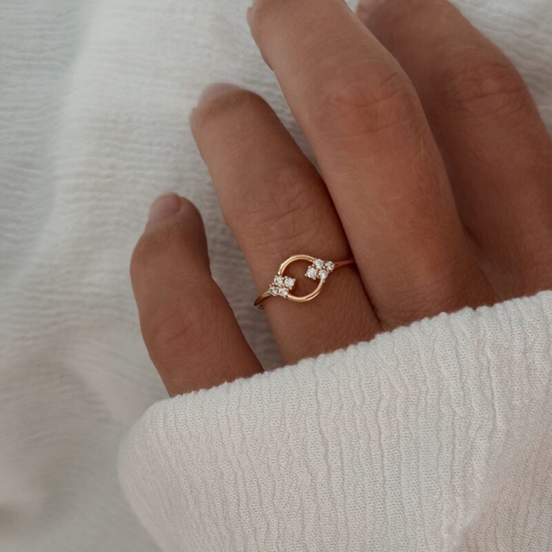 Bague fine en plaqué or 3 microns 18 carats qui se compose d'un petit cercle ajouré, décoré de petits diamants appelés oxydes de zirconium. Taille disponible du 50 au 60.