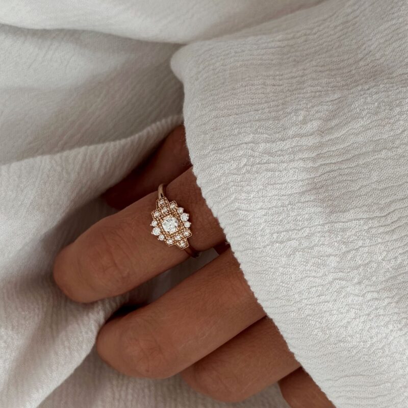 Bague pour femme en plaqué or 3 microns 18 carats sertie de petits oxydes de zirconium. La bague est disponible de la taille 50 à 60.