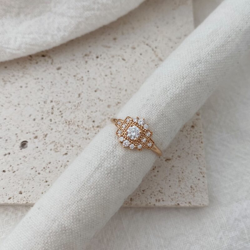 Laissez-vous séduire par l'élégance intemporelle de la bague Dulcina, un bijou raffiné en plaqué or 3 microns 18 carats  Bijou orné de petits oxydes de zirconium et d'un anneau au fini lisse