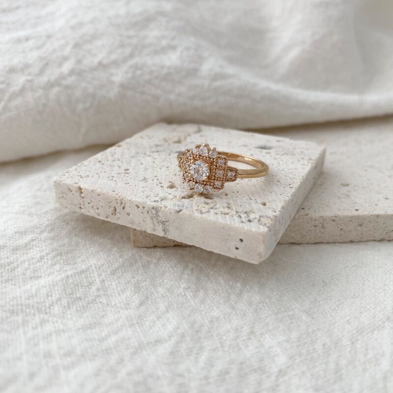 Laissez-vous séduire par l'élégance intemporelle de la bague Dulcina, un bijou raffiné en plaqué or 3 microns 18 carats  Bijou orné de petits oxydes de zirconium et d'un anneau au fini lisse