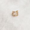 Bague d'oreille ajustable également appelée ear cuff, au design multi-rang ajouré, en acier inoxydable doré. Ce bijou s'adapte à toutes les morphologies d'oreille.