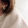 Boucles d'oreilles pour femme en acier inoxydable doré motif fleur ajourée. Bijou très léger à porter.