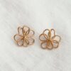 Boucles d'oreilles pour femme en acier inoxydable doré en forme de fleur ajourée.