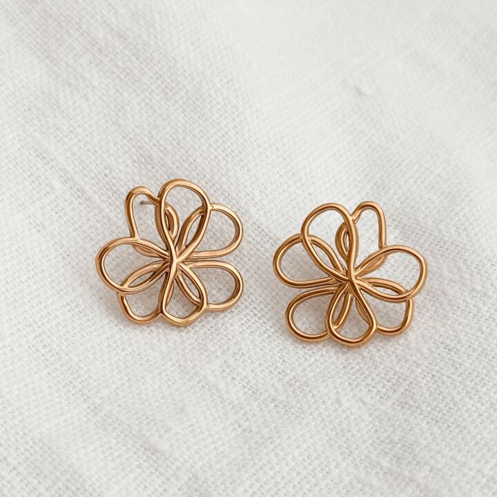 Boucles d'oreilles pour femme en acier inoxydable doré en forme de fleur ajourée.