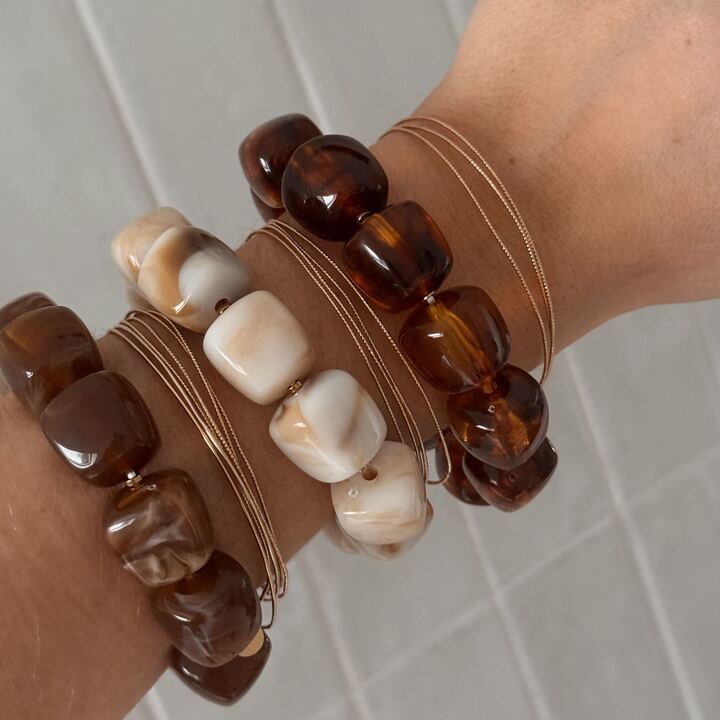 Bracelets élastiques tendance pour femme grosses perles couleur marron, beige.