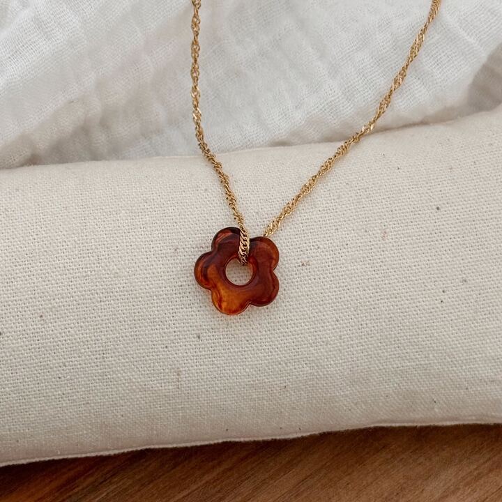 Collier pour femme en acier inoxydable doré qui se compose d'une chaîne torsadée et d'un pendentif en forme de fleur, en acétate marron.