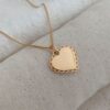 Collier pour femme en plaqué or 3 microns 18 carats qui se compose d'une chaîne classique et d'un pendentif en forme de coeur décoré d'un pourtour effet dentelle. Le pendentif coeur peut resté vierge et lisse ou bien être personnalisée avec une jolie gravure sur le recto et/ou le verso. Le médaillon mesure 1,9 centimètres de longueur et 1,8 centimètres de largeur. La chaîne est disponible avec plusieurs longueurs de tour de cou : 40, 45, 50, 60 70 et 80 cm Vous pouvez donc le porter en ras-de-cou comme en sautoir.
